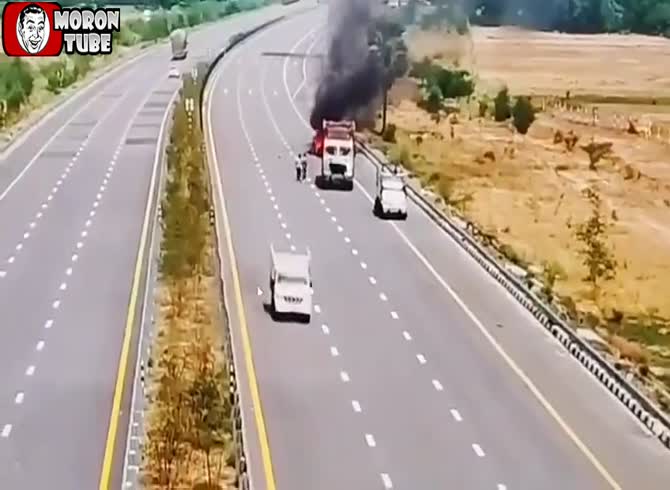 Video :A motorcycle collides with a vehicle that is halted on a freeway (Warning - startling)